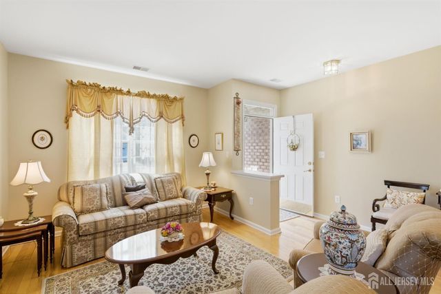 16 Barbaras Way, Jackson, NJ 08527