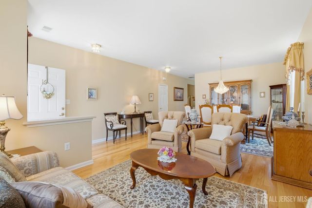 16 Barbaras Way, Jackson, NJ 08527