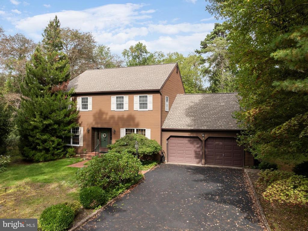 Image 2 of property listing at 4 SHERWOOD DR, Medford, NJ 08055