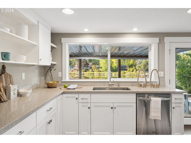 21511 Ne INTERLACHEN Ln, Fairview, OR 97024