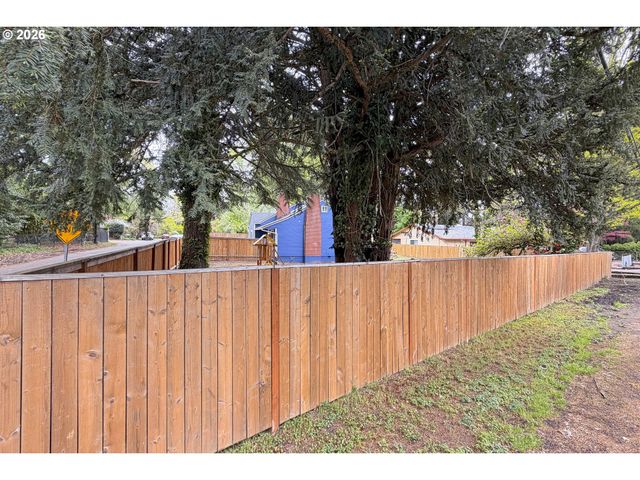 2410 Se TARBELL Ave, Milwaukie, OR 97267