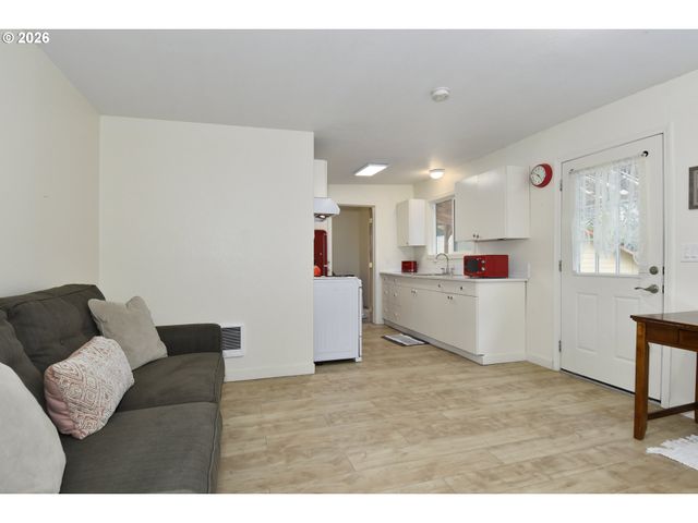 2410 Se TARBELL Ave, Milwaukie, OR 97267