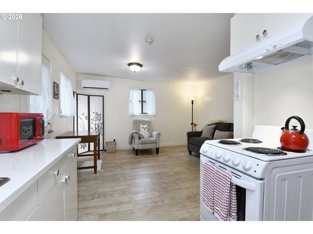 2410 Se TARBELL Ave, Milwaukie, OR 97267