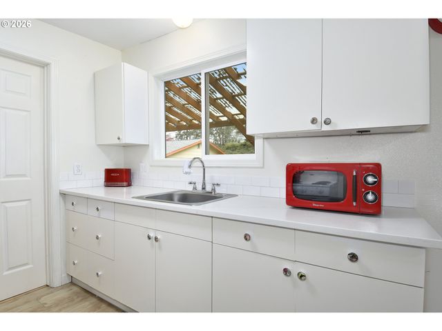 2410 Se TARBELL Ave, Milwaukie, OR 97267