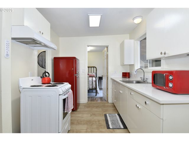 2410 Se TARBELL Ave, Milwaukie, OR 97267