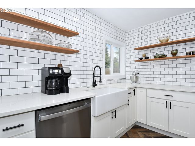 2410 Se TARBELL Ave, Milwaukie, OR 97267