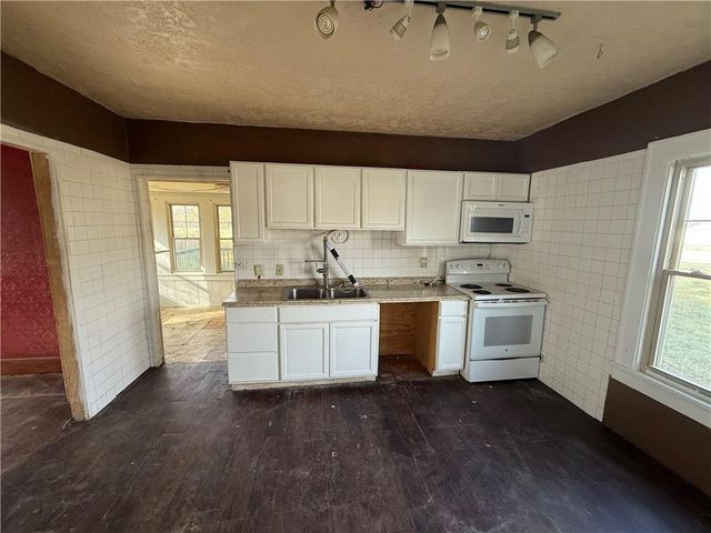 101 S Buttermilk Station Road, East Lynne, MO 64743