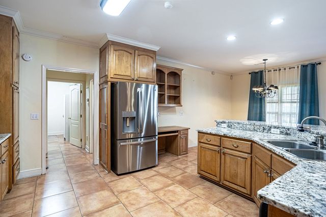 203 Lakeside Dr, Dothan, AL 36301