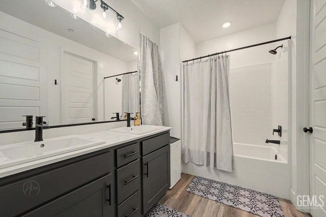 7717 Ridge Forest Drive, Bakersfield, CA 93313