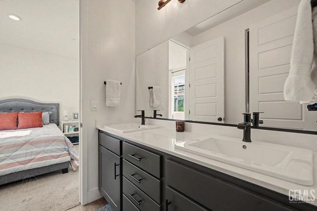 7717 Ridge Forest Drive, Bakersfield, CA 93313