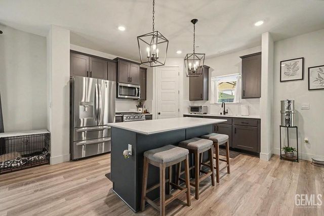 7717 Ridge Forest Drive, Bakersfield, CA 93313