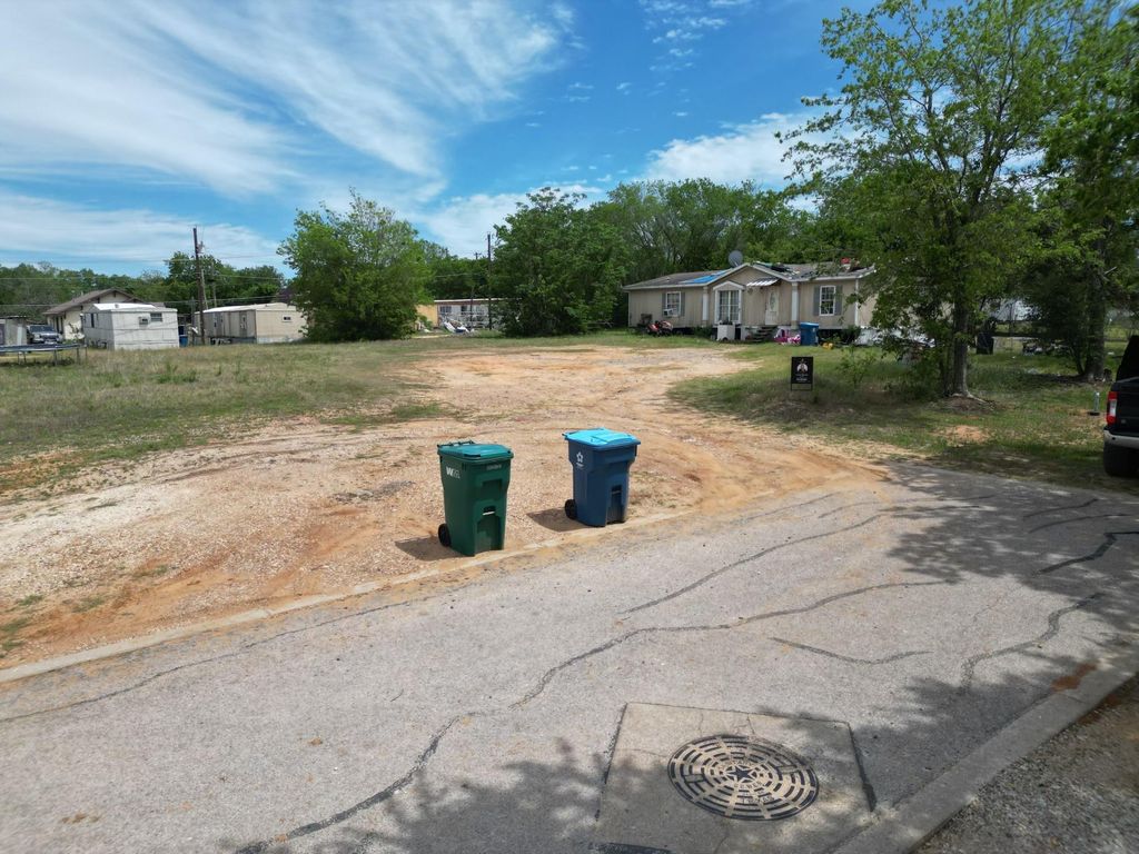 422 S Avenue C A, Elgin, TX 78621