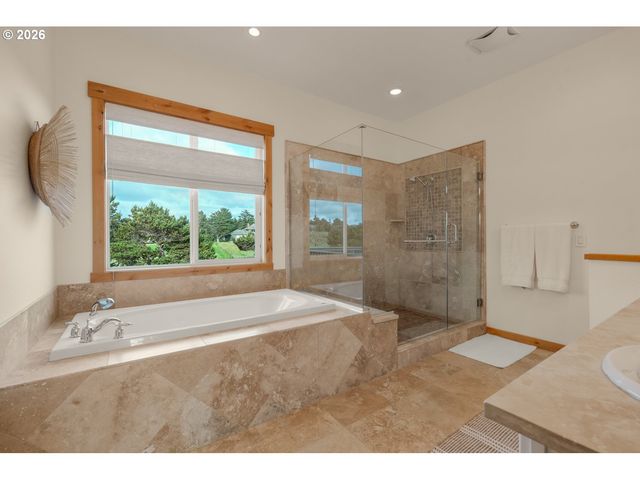 89945 OCEAN Dr, Warrenton, OR 97146