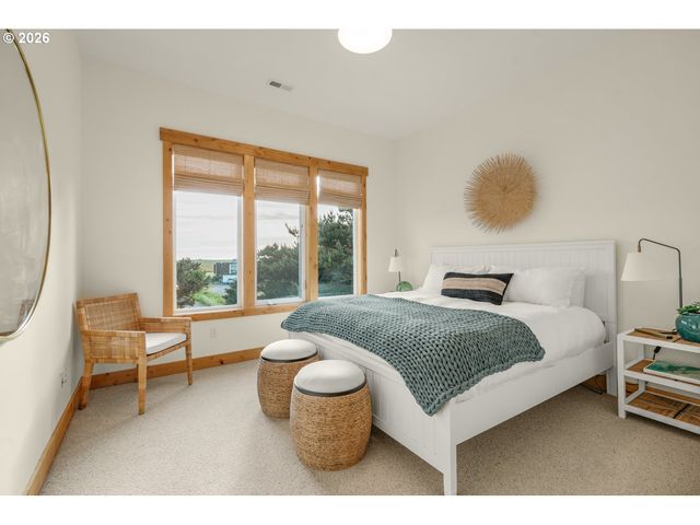 89945 OCEAN Dr, Warrenton, OR 97146