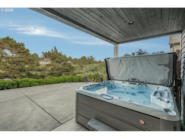 89945 OCEAN Dr, Warrenton, OR 97146