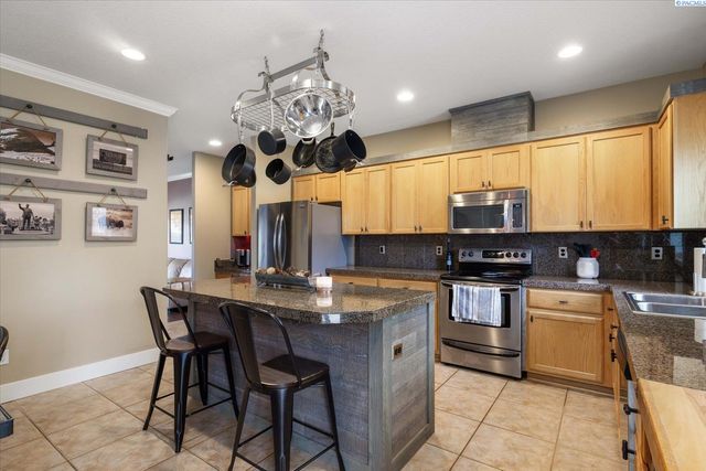 8812 W 1St Pl, Kennewick, WA 99336