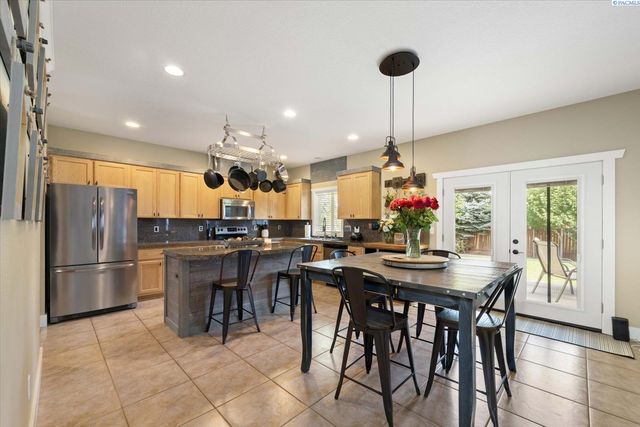 8812 W 1St Pl, Kennewick, WA 99336