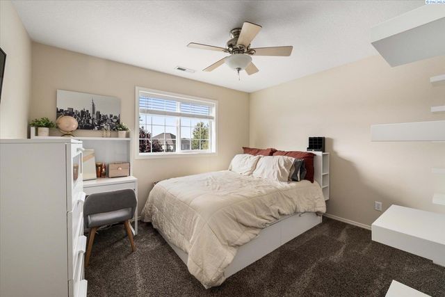 8812 W 1St Pl, Kennewick, WA 99336