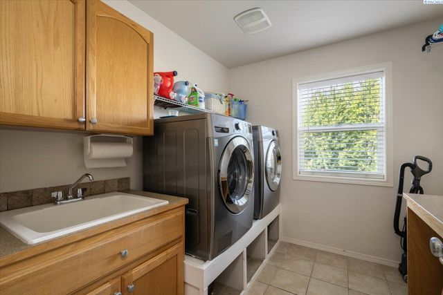 8812 W 1St Pl, Kennewick, WA 99336