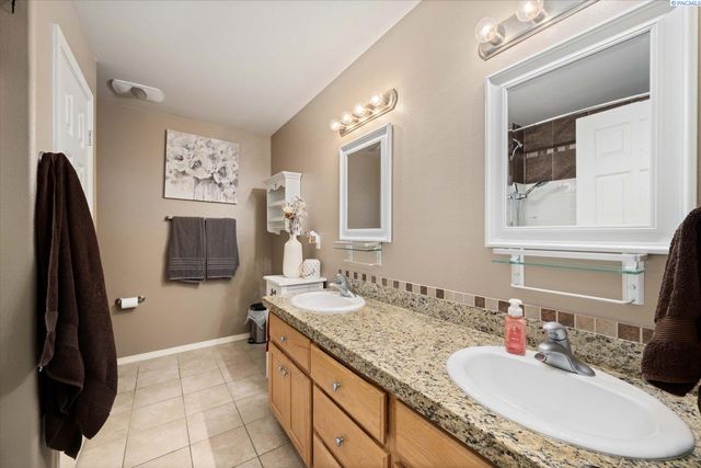 8812 W 1St Pl, Kennewick, WA 99336