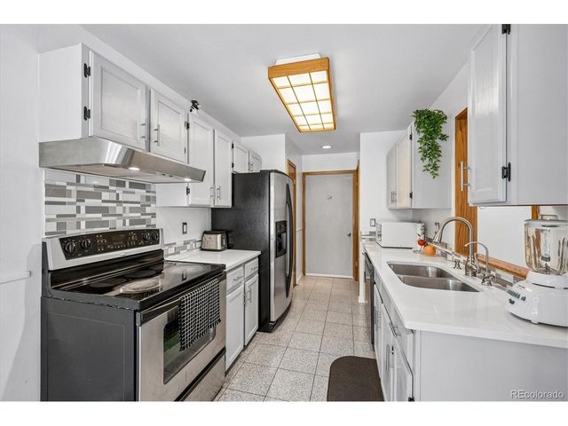 1956 S Balsam St, Lakewood, CO 80227