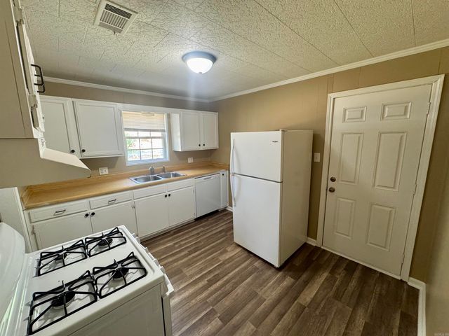 1417 S Bailey St, Jacksonville, AR 72076