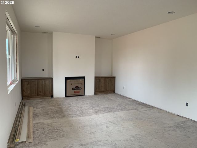 1892 S HOLLY St, Canby, OR 97013