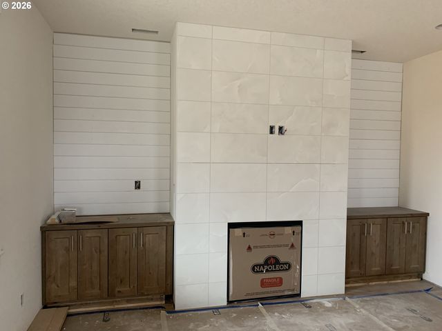 1892 S HOLLY St, Canby, OR 97013