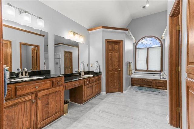 2525 SE Nottingham Drive, Lee's Summit, MO 64063