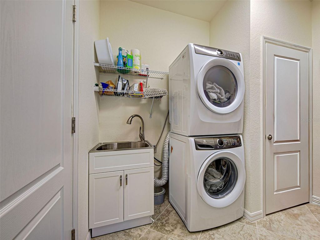 Image 33 of property listing at 12781 CINQUETERRE DRIVE, Venice, FL 34293