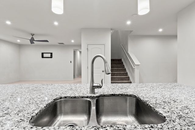 12038 Wooden Trace Dr, Louisville, KY 40229