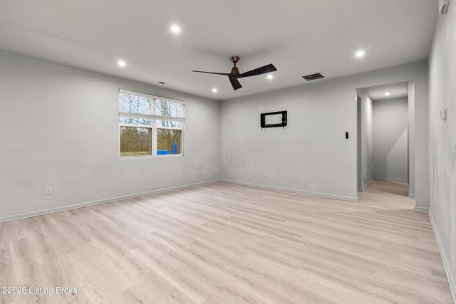 12038 Wooden Trace Dr, Louisville, KY 40229