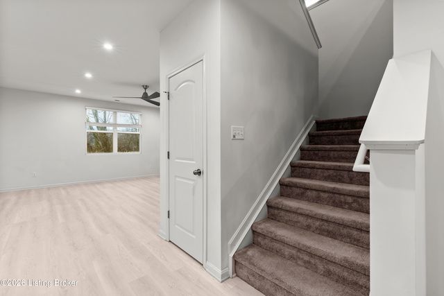 12038 Wooden Trace Dr, Louisville, KY 40229