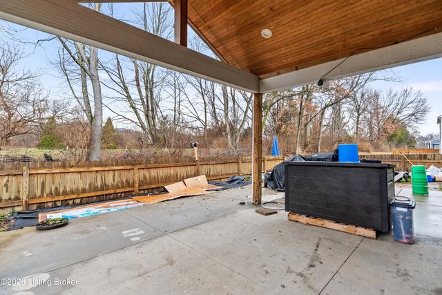 12038 Wooden Trace Dr, Louisville, KY 40229