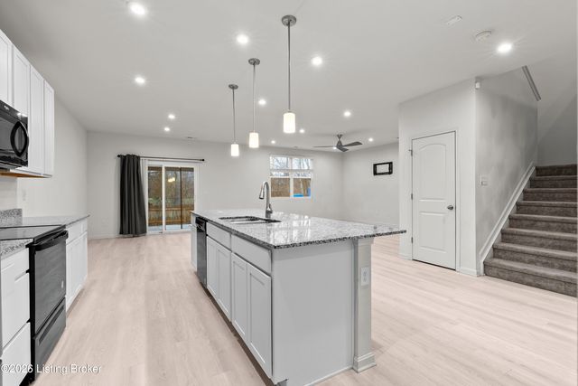 12038 Wooden Trace Dr, Louisville, KY 40229