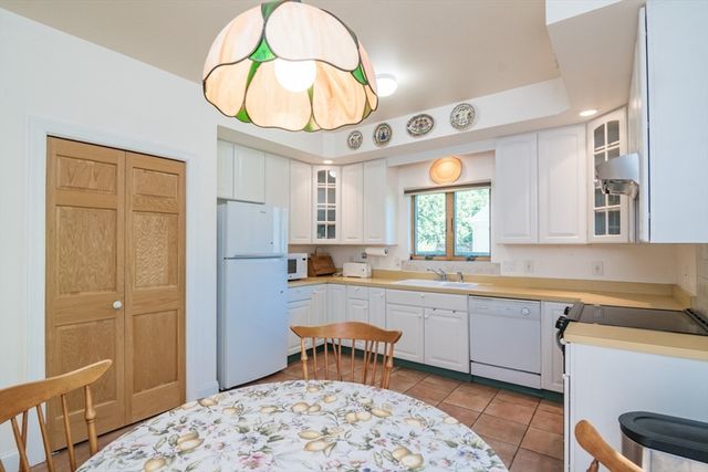 62 Fairview Ave, Northampton, MA 01060