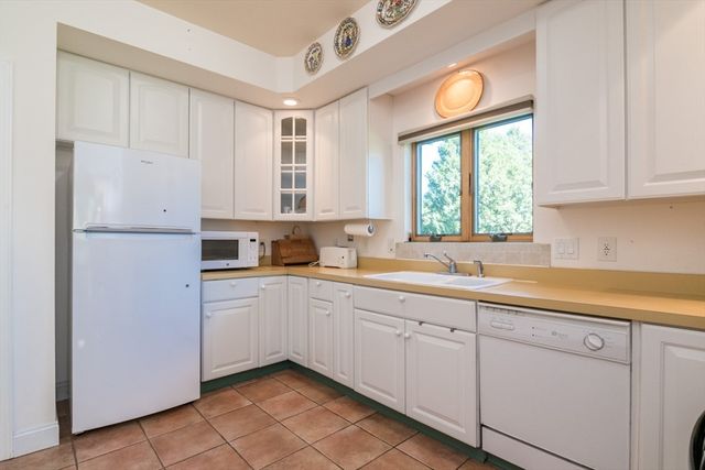62 Fairview Ave, Northampton, MA 01060