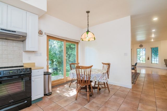 62 Fairview Ave, Northampton, MA 01060