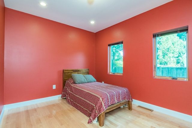 62 Fairview Ave, Northampton, MA 01060