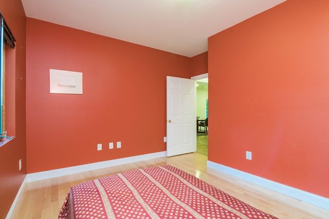62 Fairview Ave, Northampton, MA 01060