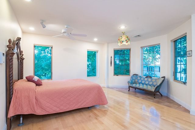 62 Fairview Ave, Northampton, MA 01060