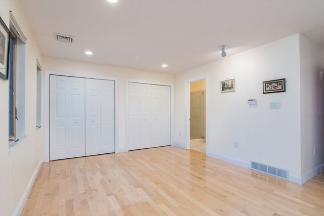 62 Fairview Ave, Northampton, MA 01060