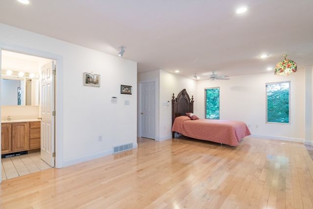 62 Fairview Ave, Northampton, MA 01060