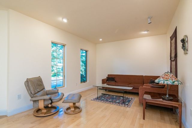 62 Fairview Ave, Northampton, MA 01060
