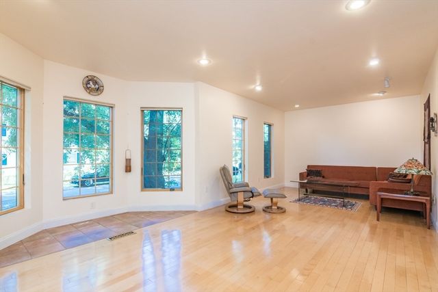 62 Fairview Ave, Northampton, MA 01060