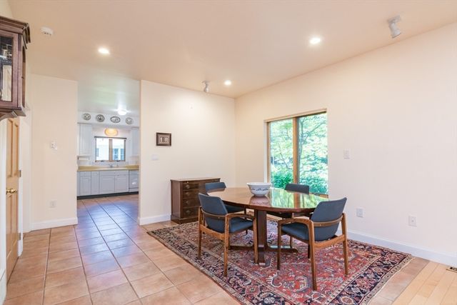 62 Fairview Ave, Northampton, MA 01060