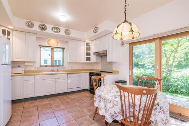 62 Fairview Ave, Northampton, MA 01060