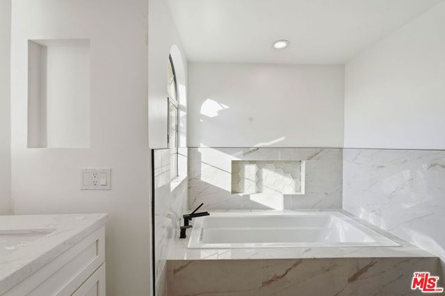 1752 Blossom Court, Newbury Park, CA 91320