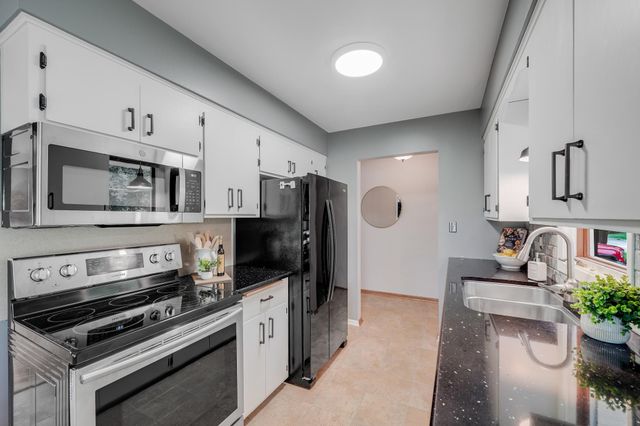 2153 Holloway Avenue E, North Saint Paul, MN 55109