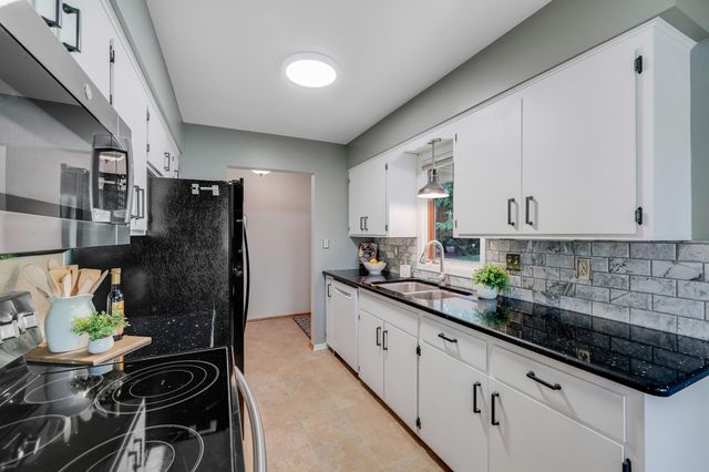 2153 Holloway Avenue E, North Saint Paul, MN 55109